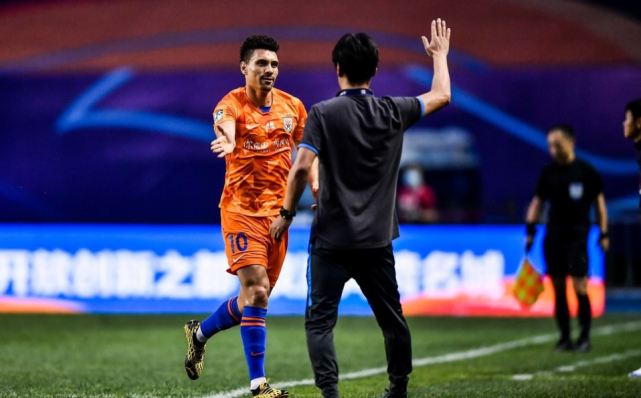 山东鲁能|鲁能2-1建业，官博沦陷了：卡达尔大漏勺，张弛手球看不见