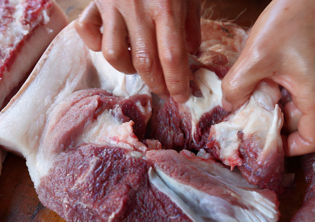 猪肉|买猪肉，一定要分清“死猪肉”和“鲜猪肉”，记住这招，超实用！