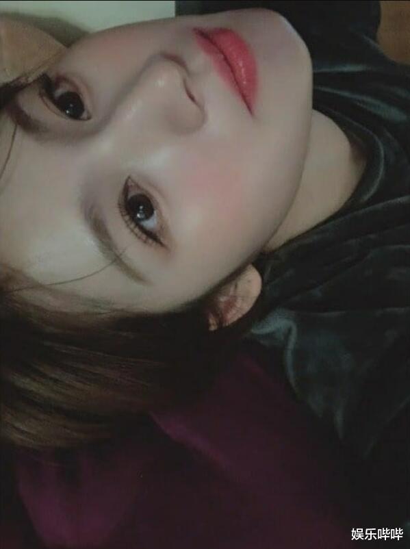 『私照』Twice 成员 Sana 晒“私照”,在昏暗中躺着,也依旧发光的美貌