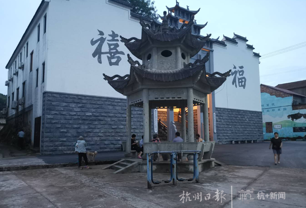 封面新闻|许某某被抓前最后一次出现：经过吸粪车时，他停了一秒