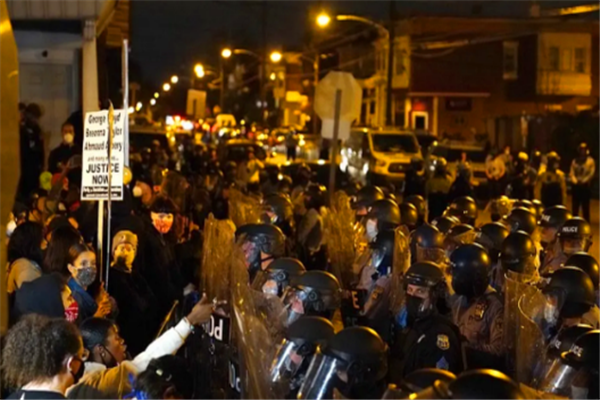 美國費城發生暴亂，多傢商鋪被洗劫，示威者扛著“戰利品”大搖大擺！-圖2