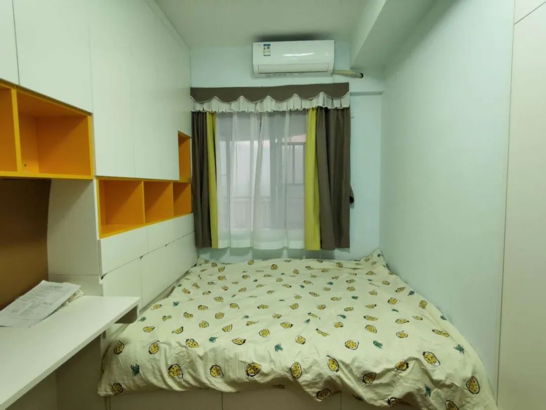 @卧室放不下床头柜，睡前眼镜、手机没处放？设计师家这样装，简直太棒！