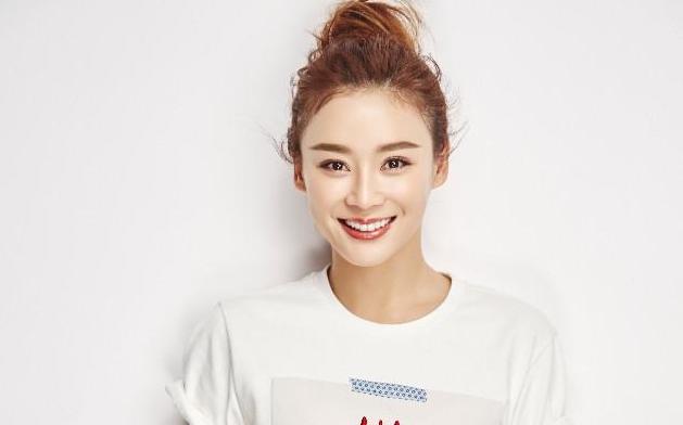 ：袁姗姗晒出自己的豪宅，沙发边框带金色浮雕，她坐在上面像贵妃