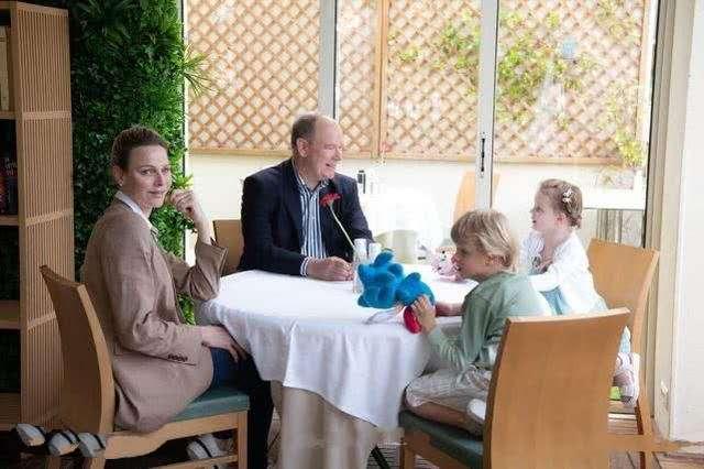 唐嫣@摩纳哥王妃变开心了！3次逃婚被强行“追回”，大婚当天以泪洗面