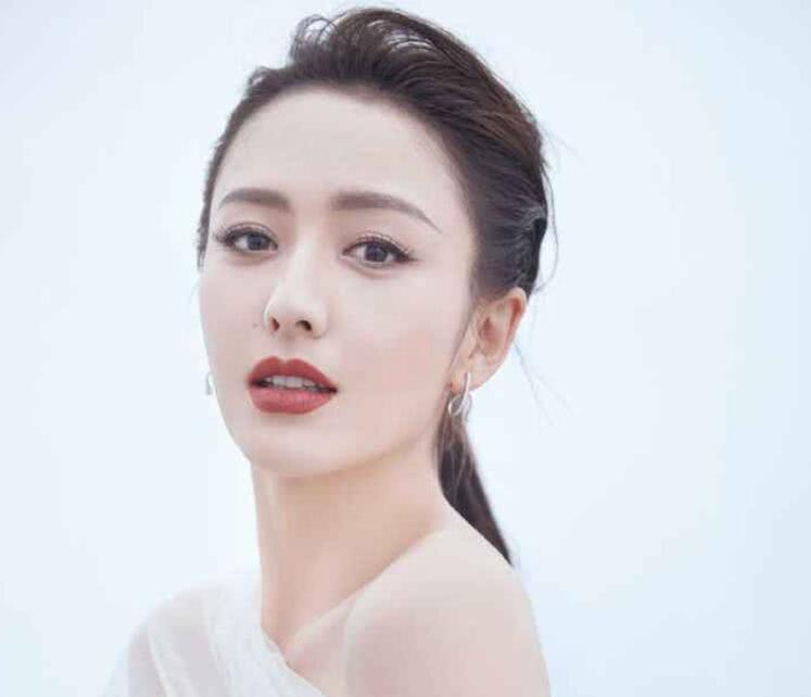 李嘉欣▲佟丽娅直播做饭，不会调美颜效果，直接关掉还是美得令人窒息