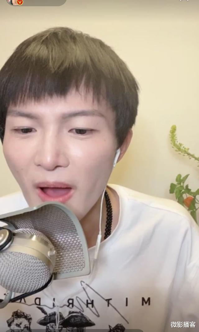 周深|周深生日直播秒变音乐会，边唱边笑欢乐多，还多次自嘲年纪大