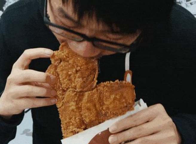 #鸡排#同样是鸡排，肯德基与华莱士对比，看清肉后，网友：吃错二十年！