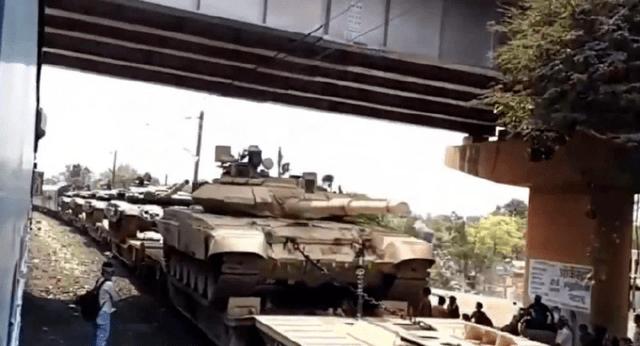 「t-90」大批印军坦克开进加勒万河谷！155重炮掩护开进，莫迪还是没忍住