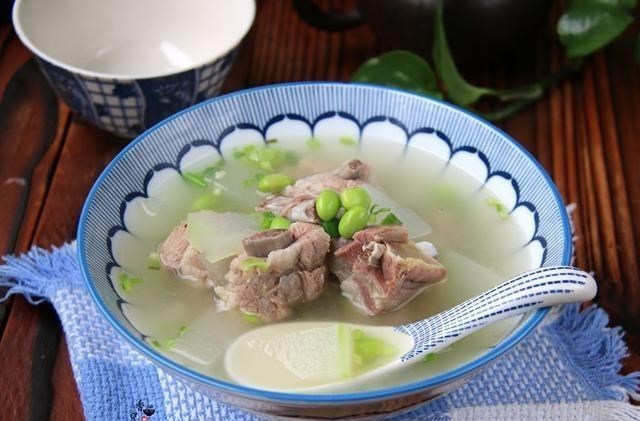 冬瓜▲夏天，常给家人做这碗汤，清热解暑，汤清味鲜，好喝不腻