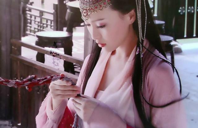 王祖贤：美人都是十全十美的？网友：王祖贤凸嘴、唐嫣大脑门怎么解释？