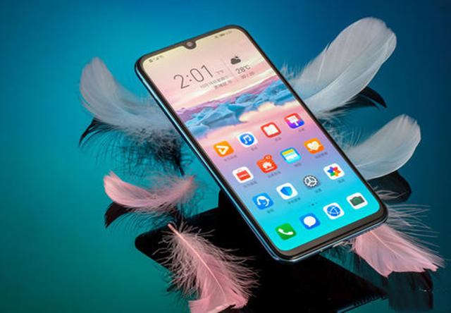 [华为荣耀]华为爆发了，4800万三摄+20W快充，还有屏幕指纹只要879