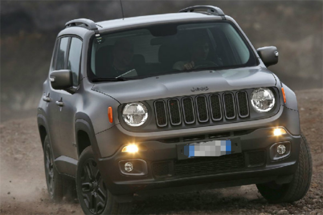 『』遇到事情不要慌！车主把车开进野外池塘：反正出不去，不如钓个鱼