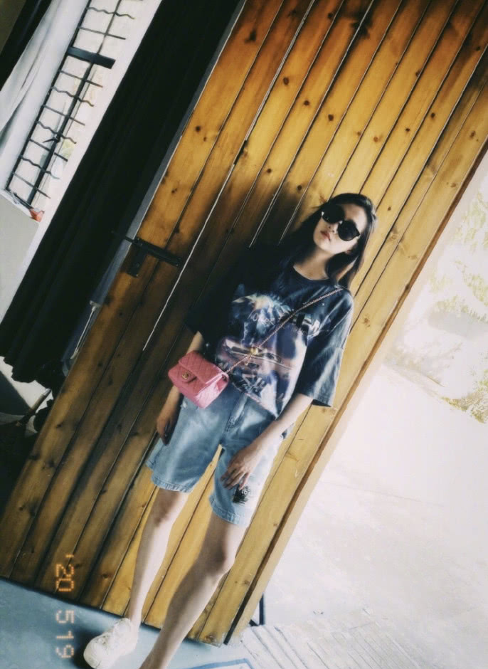 『关晓彤』关晓彤瘦了有十斤吧？新照腿快比胳膊细了，发文借歌词表明心境