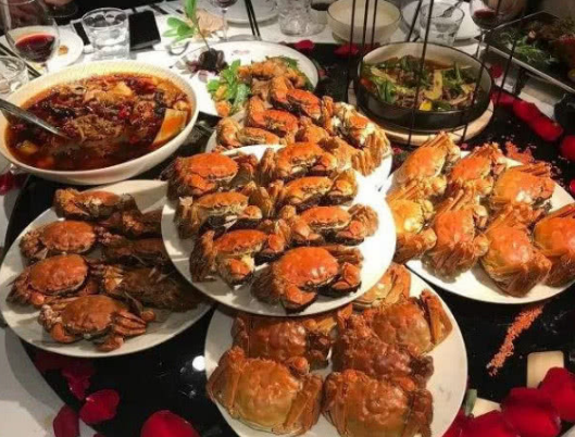 「大闸蟹」成龙的海鲜店开张了,2人吃100只“大闸蟹”,看到账单后却懵了!