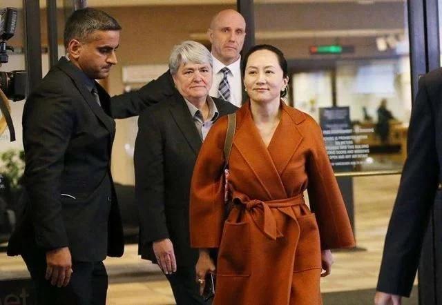 【孟晚舟】孟晚舟VS姚安娜，家姐身披战袍，小妹肩系华服：为何差别这么大