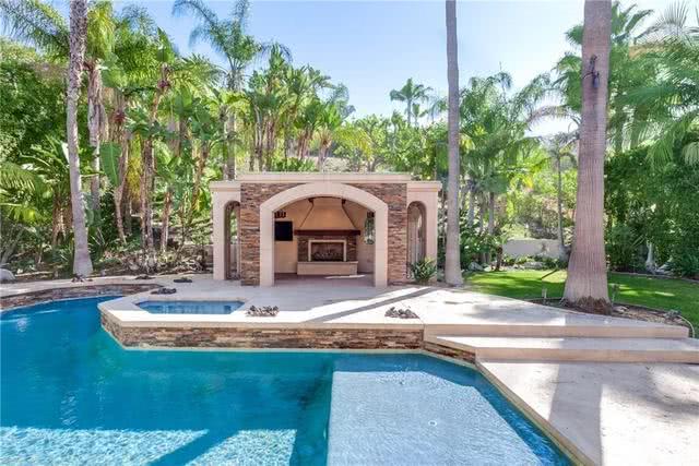 ▲董卿美国6000万豪宅抛售，占地面积2000平，每年要交76万房产税！