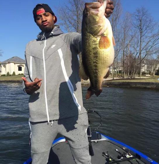 季后赛|快船这下危险了？乔治又开始钓鱼了，球迷：这是准备季后赛“钓鱼”的节奏？