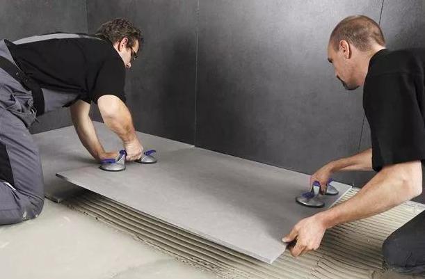 智商税▲工人铺瓷砖，如果没有做这一步工序，你让他返工别交智商税了