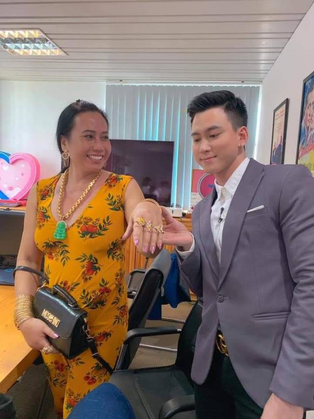 『女主播』男子变身“女主播”后吸粉无数，每次直播都要戴很粗的金项链