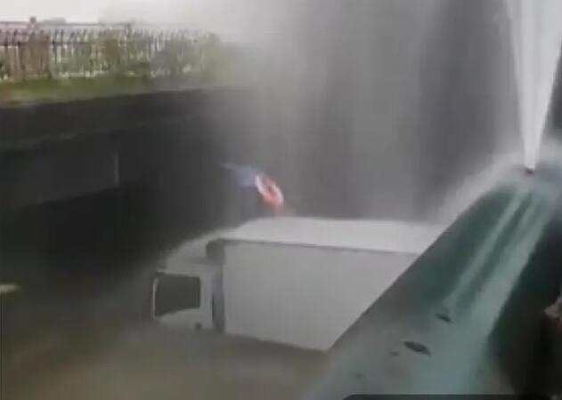 半岛晨报|今早杭州一货车坠河，路面突现6米高水柱！一位“勇者”被拍下