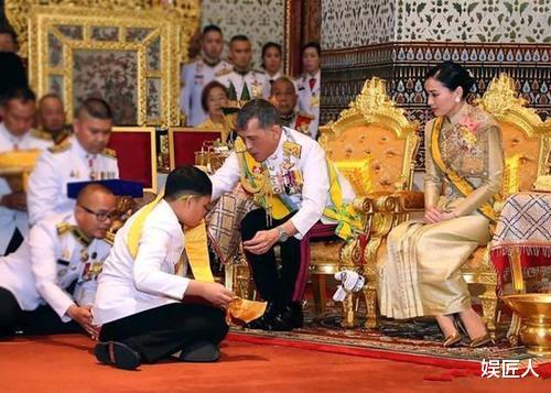 泰國“鐵憨憨”王子被寵壞！國王親自開車接送，還接受老師的跪拜-圖2
