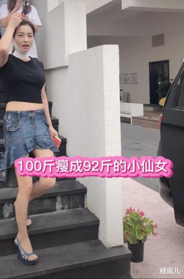 张庭|张庭再怎么证明年轻，未修图干瘦蜡黄，肚子赘肉横生是事实！