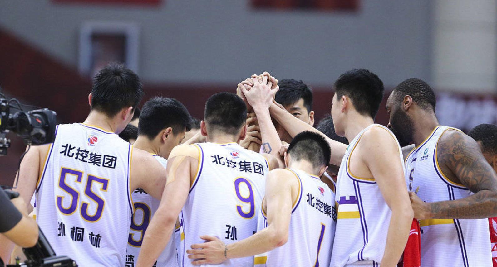 孙悦|北控全队准备庆祝赢球却被孙悦制止，他随后的举动让球迷称赞不已