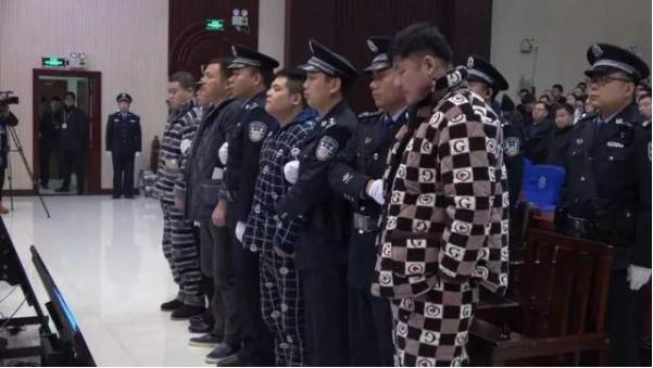 揭秘坐拥30亩别墅的“文三爷”，发家史曝光，华丽背后是无尽丑恶