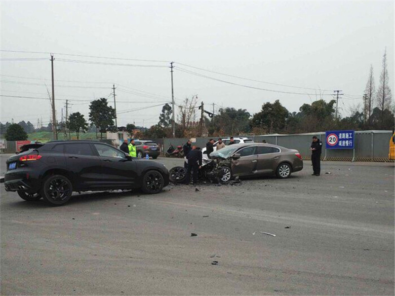 别克君越|别克君越撞上WEY VV7，车主看到车损后：这就是美系车的出息？