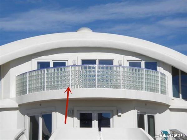 【】谁能想的到，玻璃砖代替不锈钢护栏，直接用来封阳台！整栋楼我家光线最好