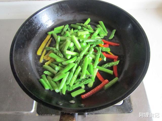 芦笋|夏天要减肥，它俩一起炒，刮油甩赘肉，让你变白变瘦