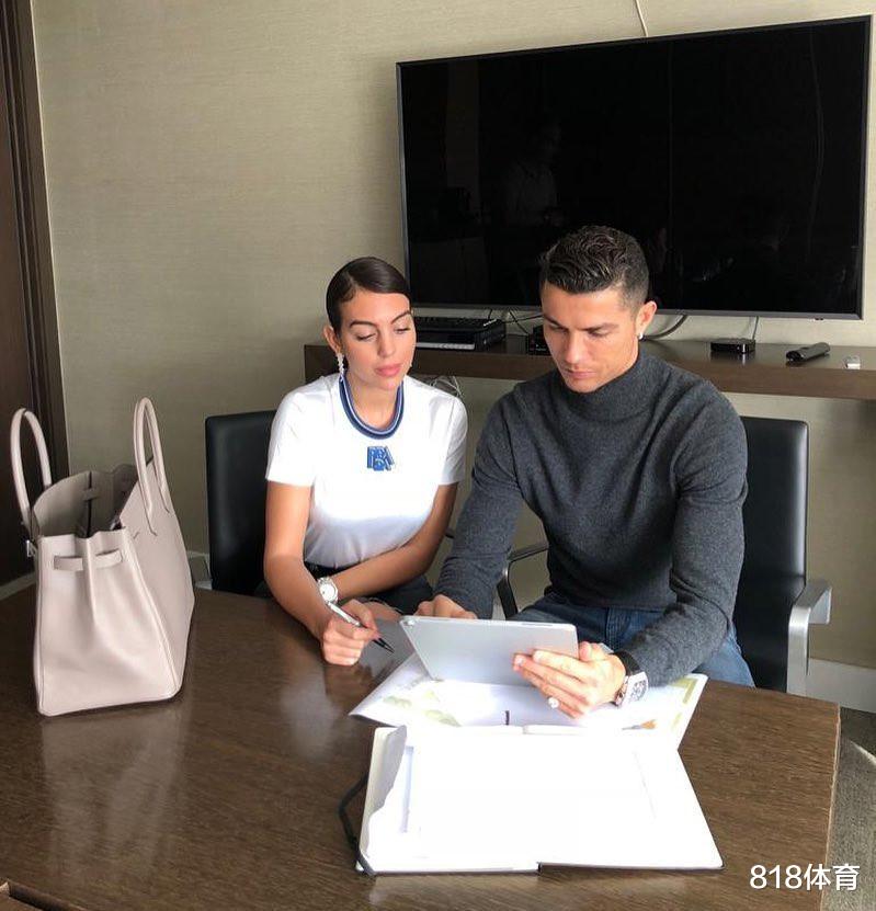 C罗:C罗隔离豪宅曝光!6卧6浴双栋别墅俯瞰都灵,停放布加迪等18辆豪车