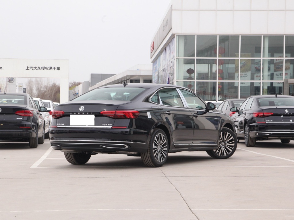 大众帕萨特■2020款帕萨特来了,油耗5.6升,问下价格,?雅阁还怎么卖