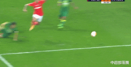 广州恒大|0-1遭打击！国安又被吹点球，4人围住裁判理论没用，恒大疯狂庆祝