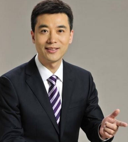 央视|他是央视“新一哥”,结婚多年妻子“成谜”,今19岁儿子太优秀