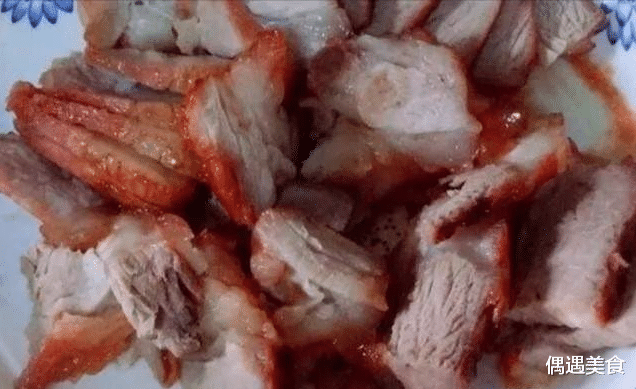 『烤肉』猪肉放入电饭锅，焖半个小时，出锅后比烤肉还香，老公孩子抢着吃