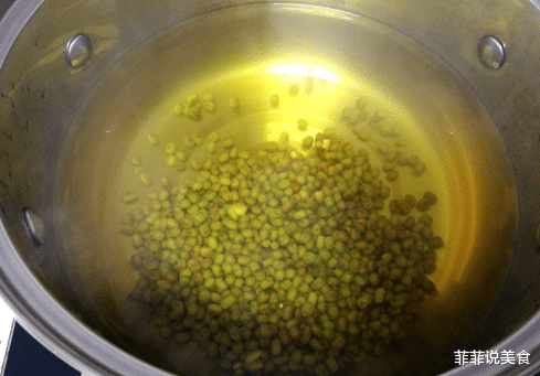 「绿豆汤」绿豆为啥一煮就变红？原来这里出错，教你1招，快速开花不变色