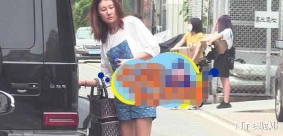 马蓉|王宝强女友比马蓉还放得开，穿短裤拎3万包上班，腿跟豪车一样高