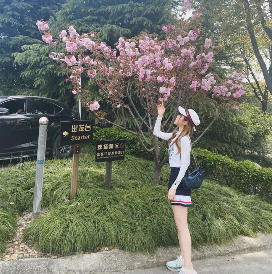 糖小幽■糖小幽学生装太吸引人,小男孩当着Doinb面要联系方式,金咕咕带人开溜