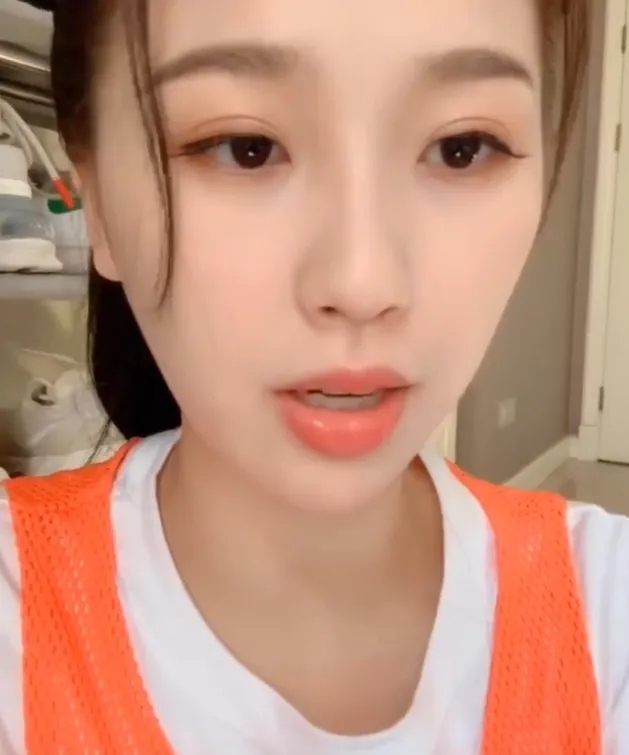 虞书欣▲虞书欣房间内试色口红，却被她身后“鞋柜”抢镜，不愧为豪门公主