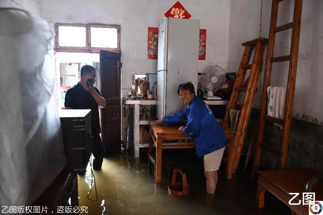 乙图|江边小镇37年3次被淹，居民习惯了江水涨落，在家中淡定吃饭