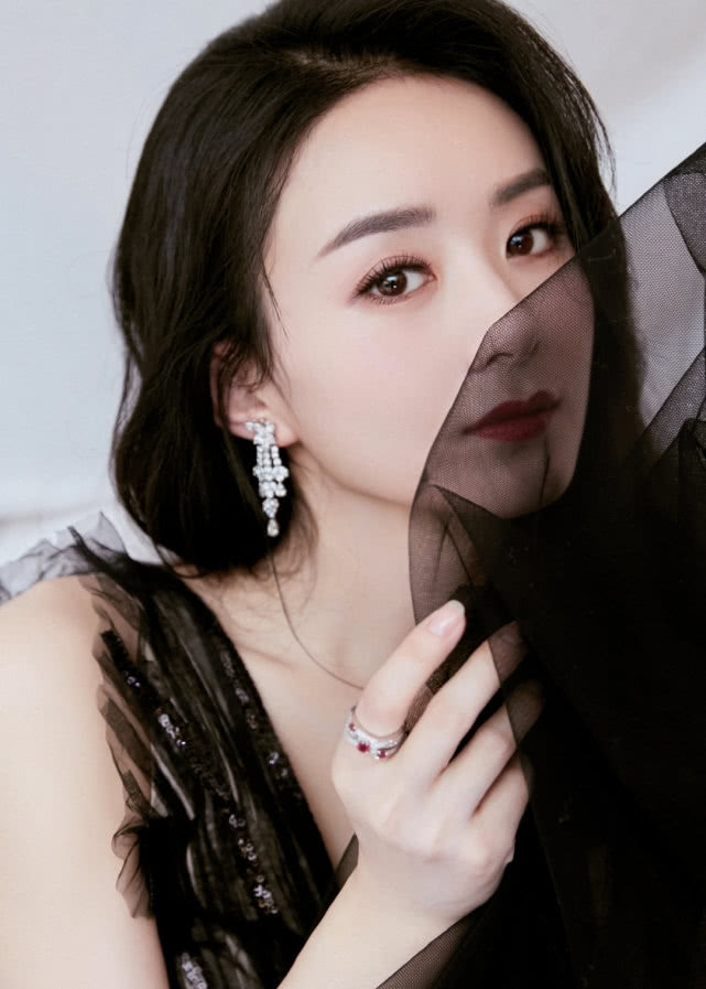 赵丽颖▲终于等到了！赵丽颖《有翡》杀青，凌晨前上线晒照发文纪念，一句话流露真心