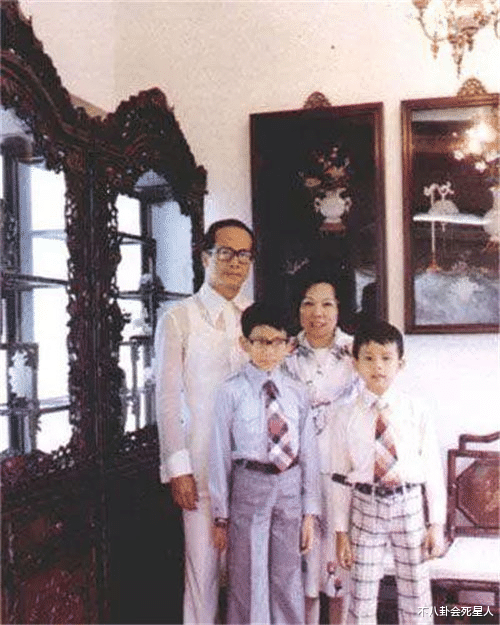 李嘉诚 92岁李嘉诚祭拜亡妻显吃力，难行跪拜礼，长孙女地位超过李泽楷