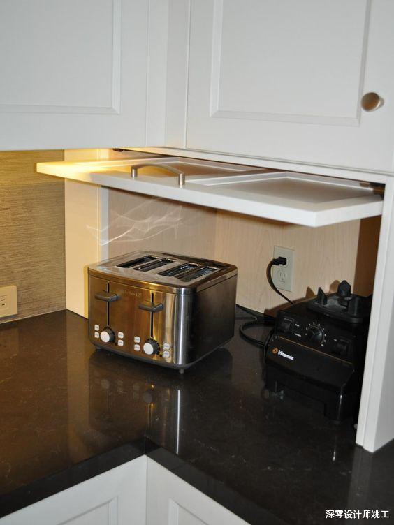 |看她多机智啊，吊柜与地柜间也装个柜门，白白多出一储物柜放厨电