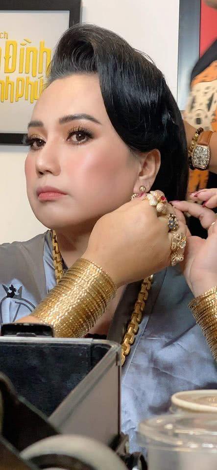 『女主播』男子变身“女主播”后吸粉无数，每次直播都要戴很粗的金项链