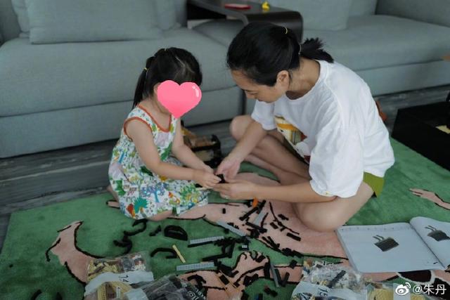 朱丹|朱丹带女儿拼乐高钢琴,身怀二胎仍四肢纤细,豪宅临江风景壮观