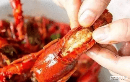『小龙虾』为什么现在小龙虾“不火”了？夜市老板：食客们又不是傻子！