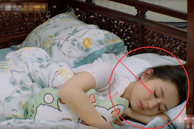 吉娜·爱丽丝|有种卸妆叫吉娜的“睡颜”，镜头特写到脸，眼部比画完眼妆还高级