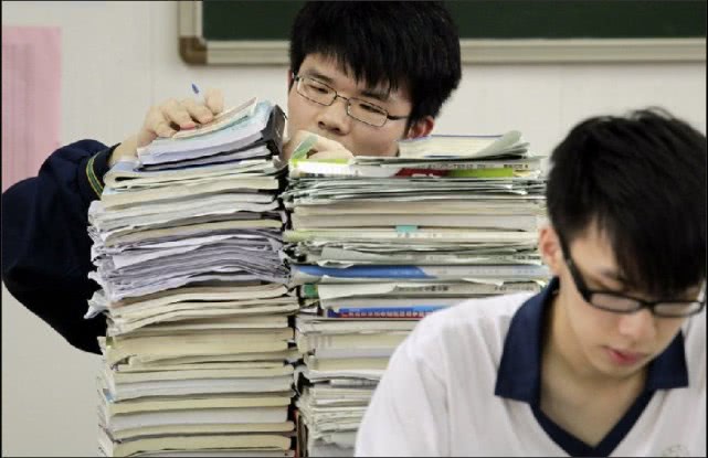 清华大学@?女儿690分上清华，父母无意间打开角落的铁盒后，瞬间眼泪夺眶而出