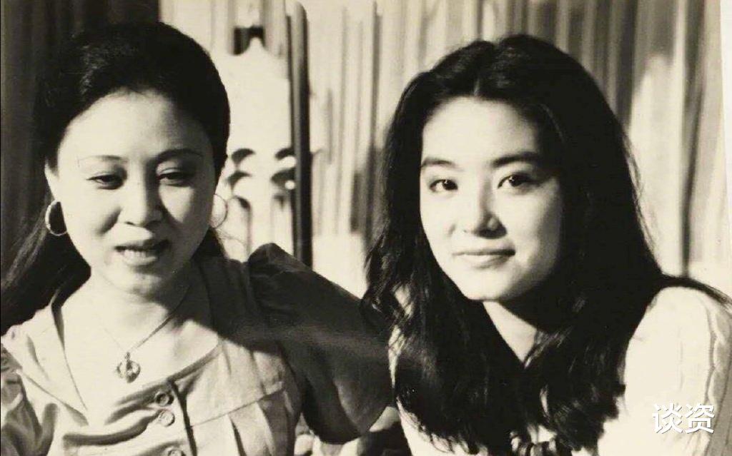 海铃|林青霞晒与琼瑶旧照,美貌与智慧并存,惊艳了多少人的青春